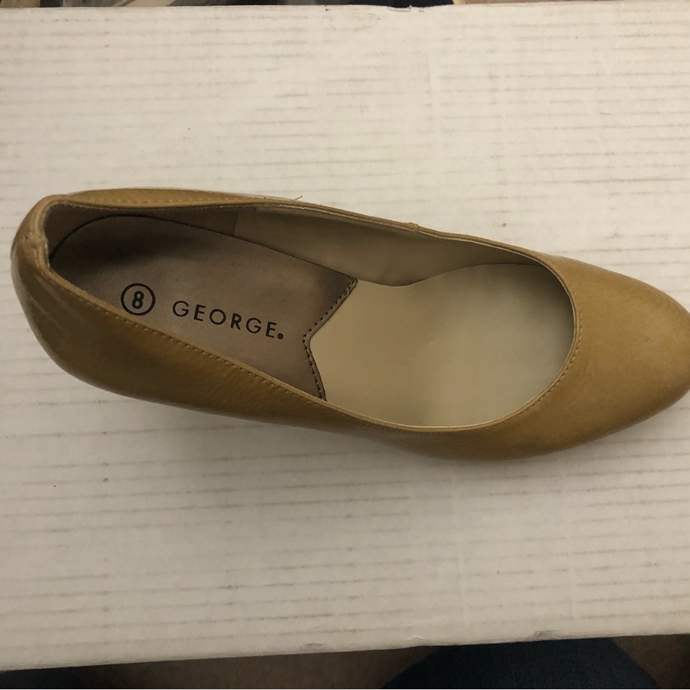 Tan/gold pump